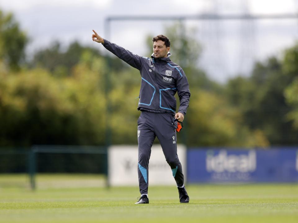 Ryan Mason pointing to his right during training 