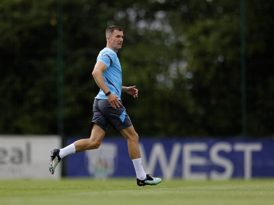 Jed Wallace running while watching out for the ball during training 