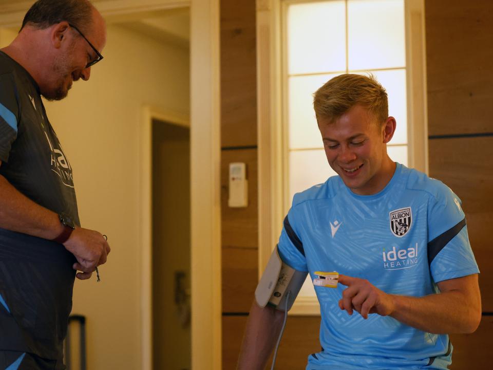 Aune Heggebø sat on a medical bed having medical tests