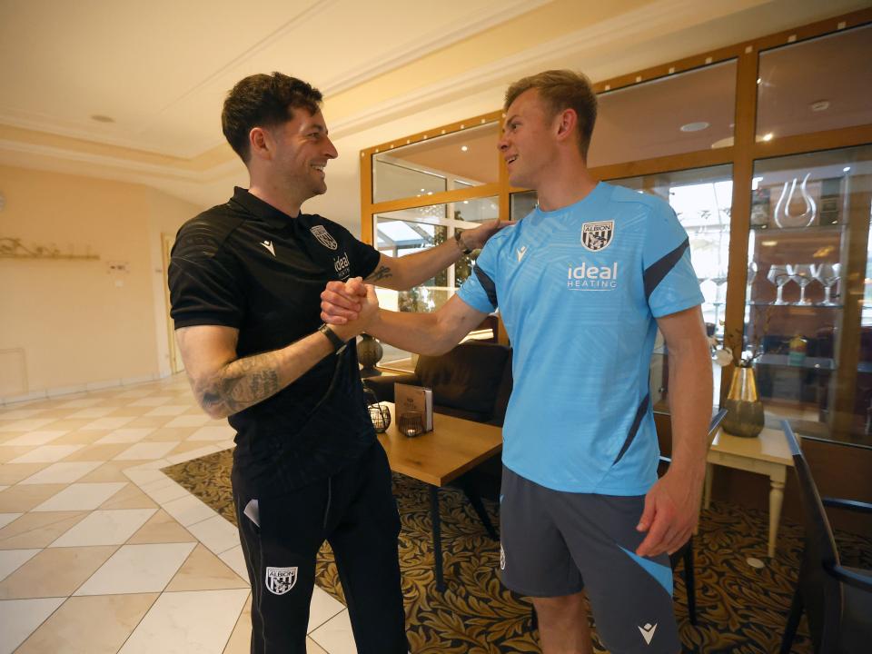 Aune Heggebø shaking hands and meeting Ryan Mason