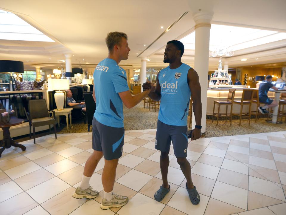 Aune Heggebø shaking hands and meeting Josh Maja