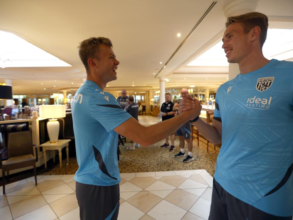 Aune Heggebø shaking hands and meeting Torbjørn Heggem