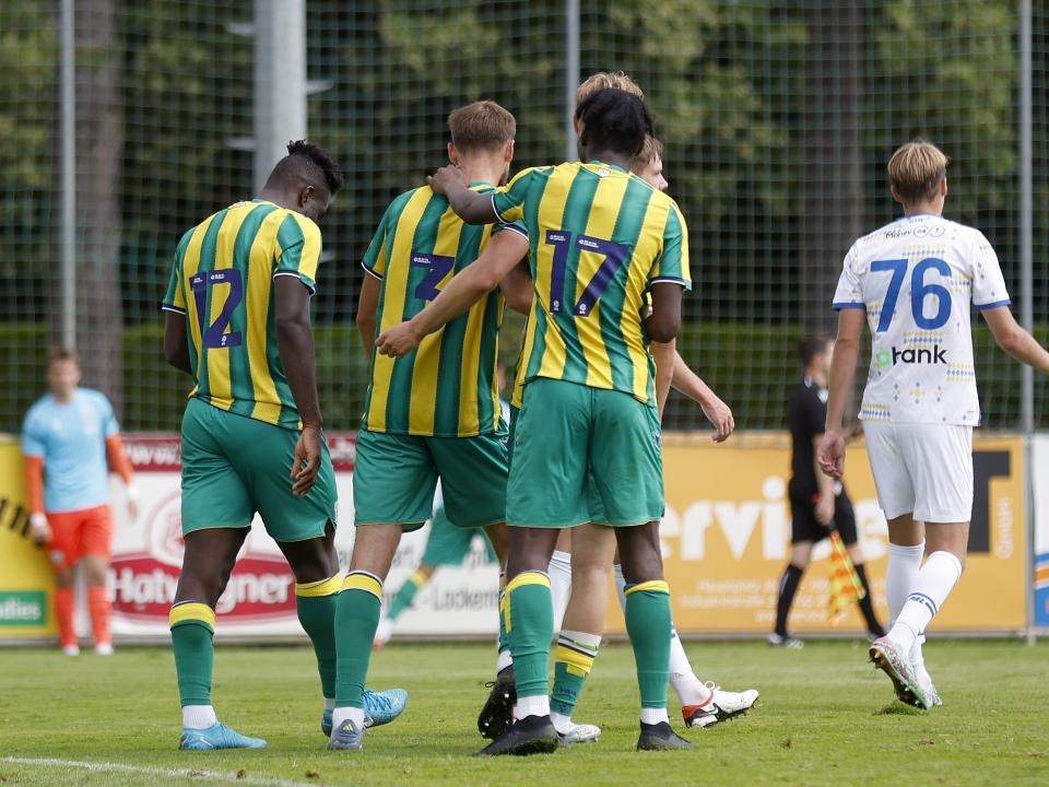 Nat Phillips celebrates with Daryl Dike and Ousmane Diakité after scoring against Dynamo Kyiv 