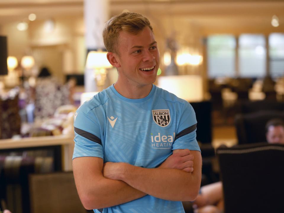 Aune Heggebø smiling with his arms folded 