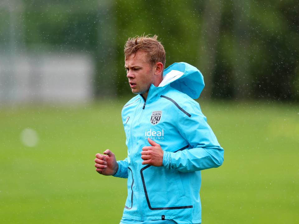 Aune Heggebø running forward during a training session in the rain