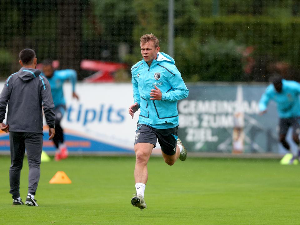 Aune Heggebø running forward during a training session in the rain
