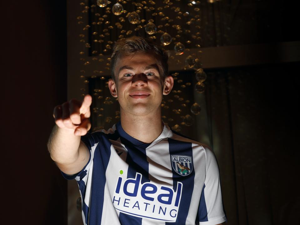 Aune Heggebø smiling and pointing at the camera while in a WBA shirt