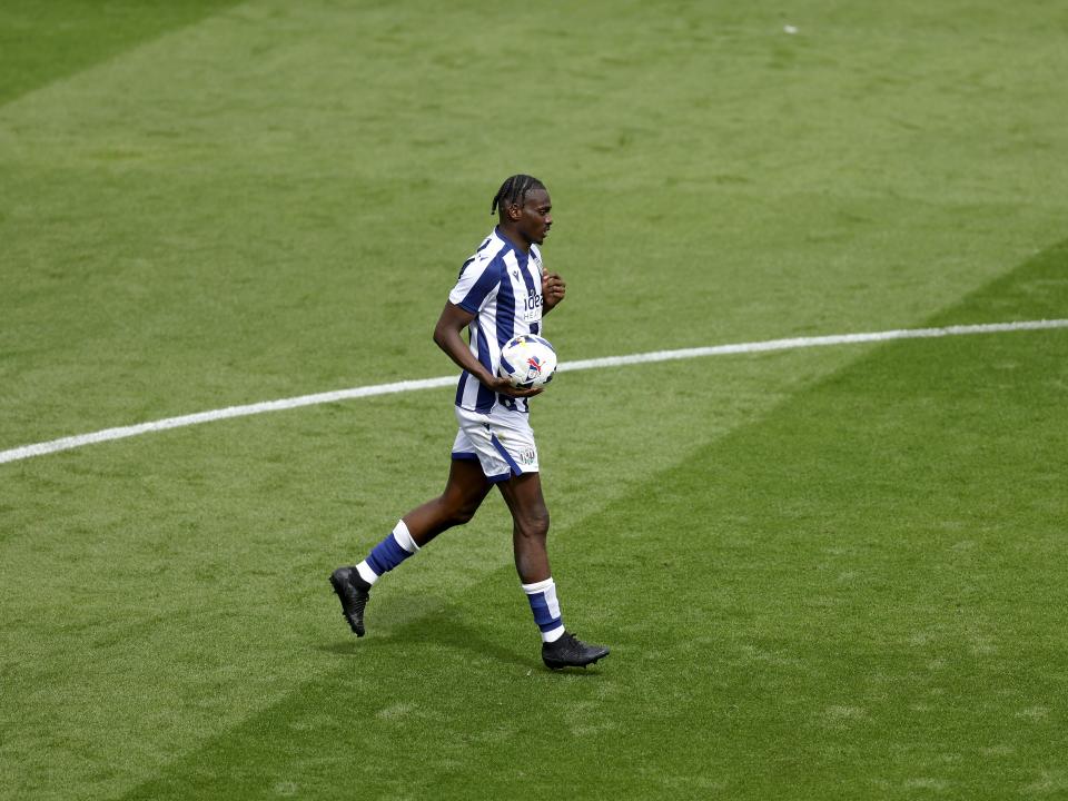 Ousmane Diakité holding the ball