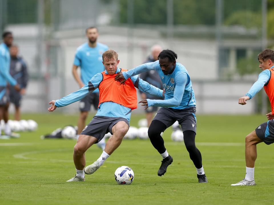 Aune Heggebø and Ousmane Diakité fighting for the ball during a training session in the rain