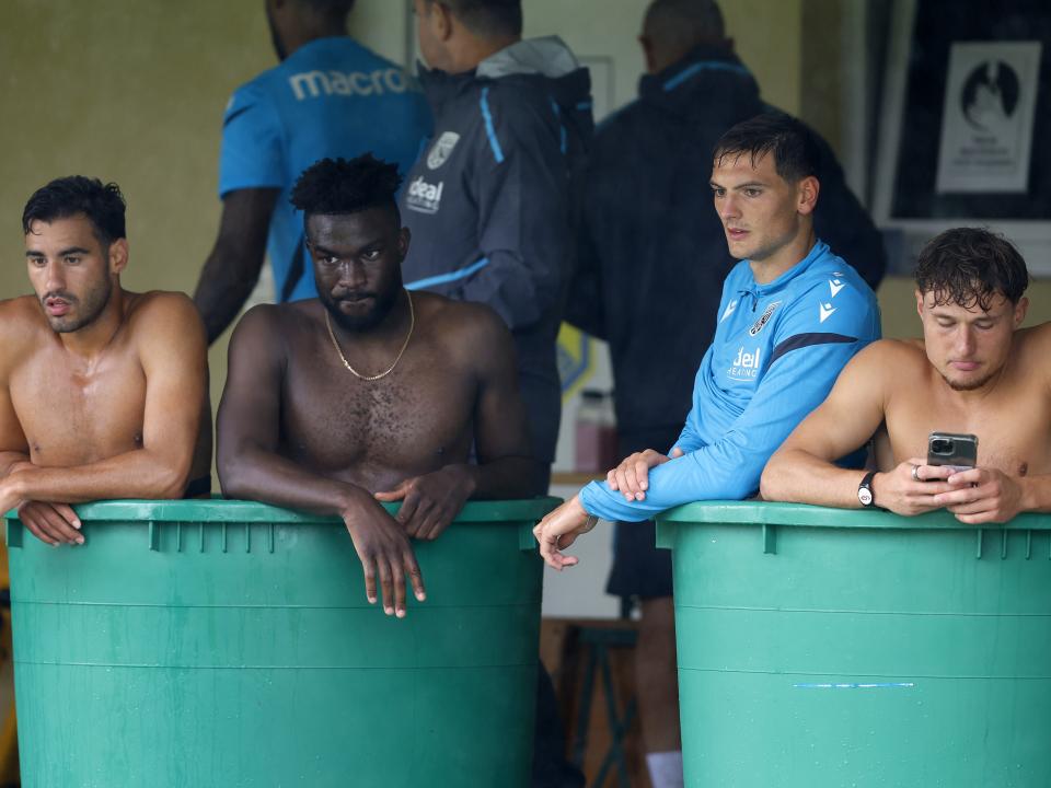 Gianluca Frabotta, Daryl Dike, Caleb Taylor and Callum Styles in an ice bath after training 