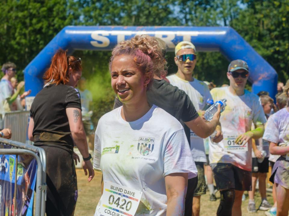 Close up of runner 0420 looking into the distance.