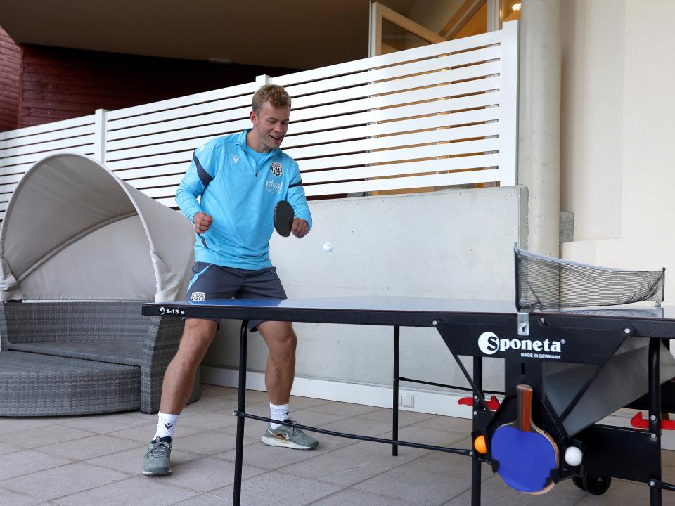 Aune Heggebø playing table tennis in Austria 