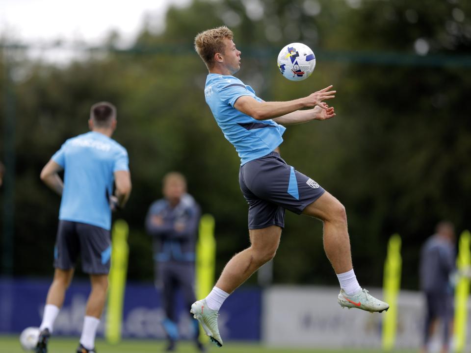 Aune Heggebø controlling the ball in the air with his chest during training