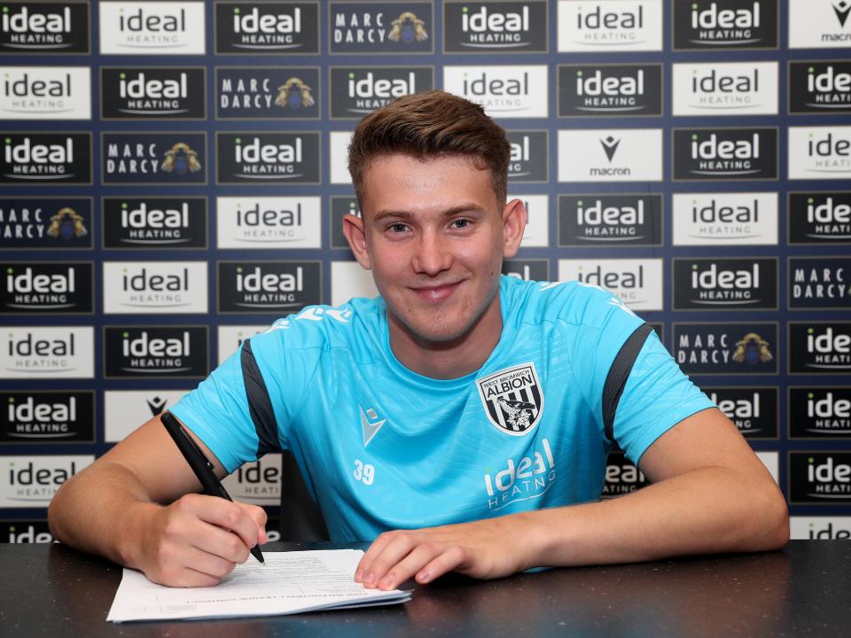 A photo of youngster Jack Bray signing professional terms with Albion ahead of the 2025/26 season 