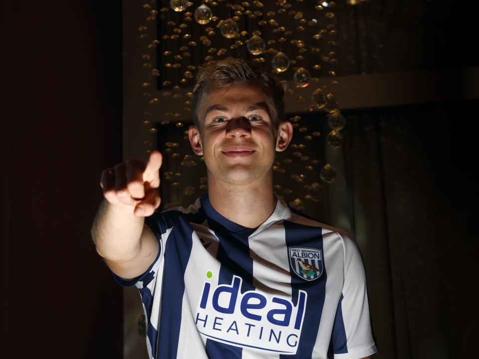 An image of Aune Heggebo pointing at the camera