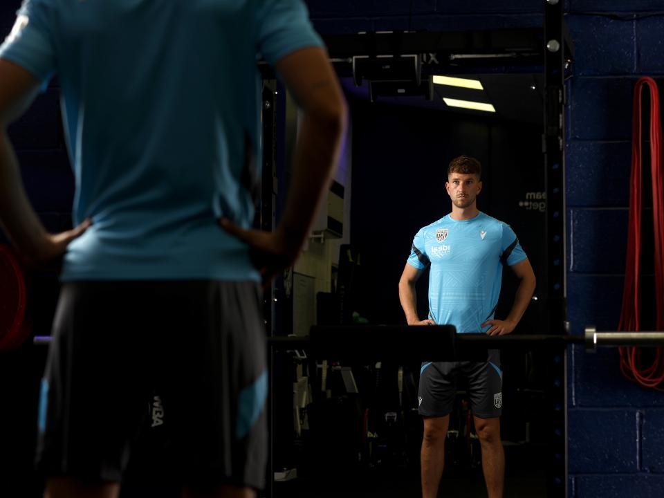 Chris Mepham looking in a mirror in the gym