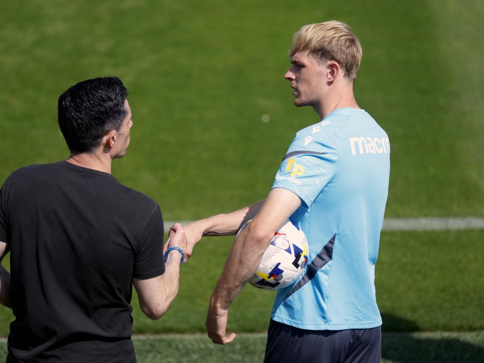 Toby Collyer chatting to Sporting Director Andrew Nestor on the side of the training pitch 