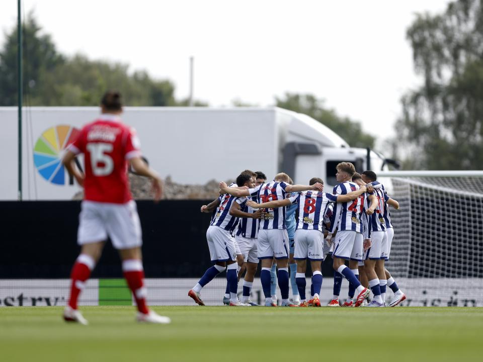 Albion in a huddle before kick-off at Wrexham 