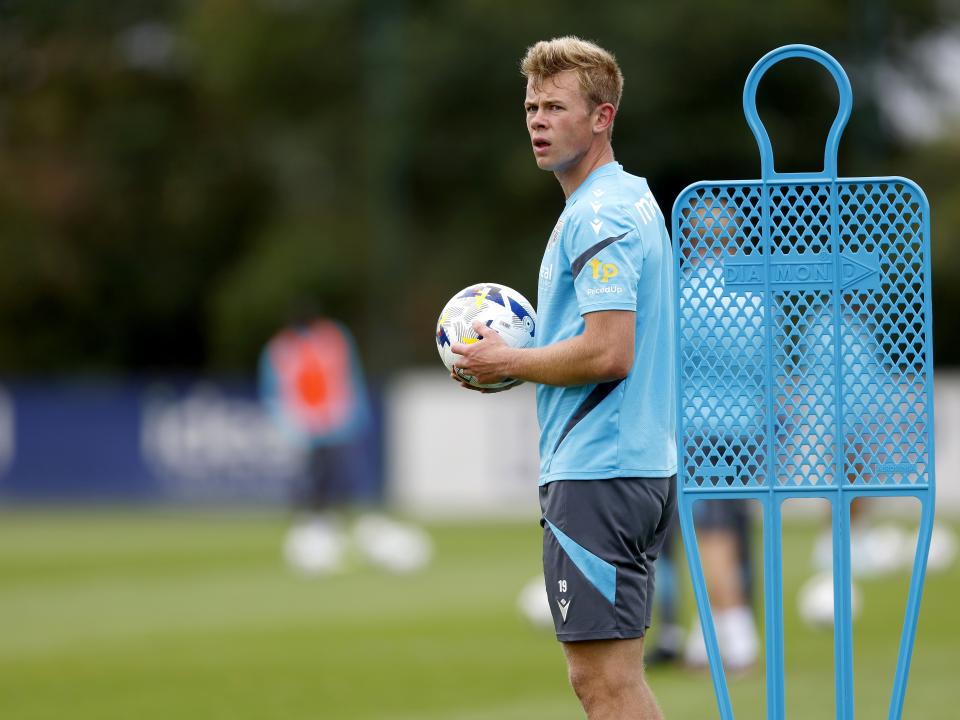 Aune Heggebø holding a ball during a training session