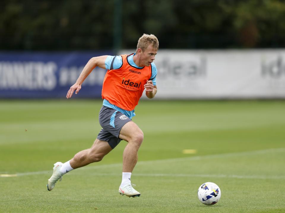 Aune Heggebø running with the ball during a training session