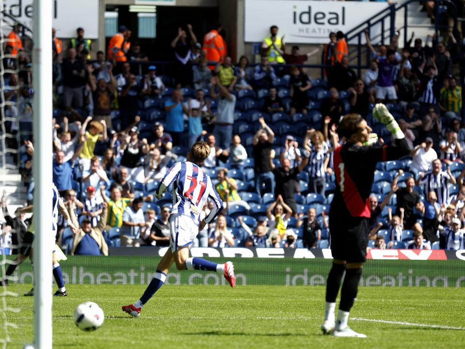 Isaac Price celebrates scoring against Rayo Vallecano