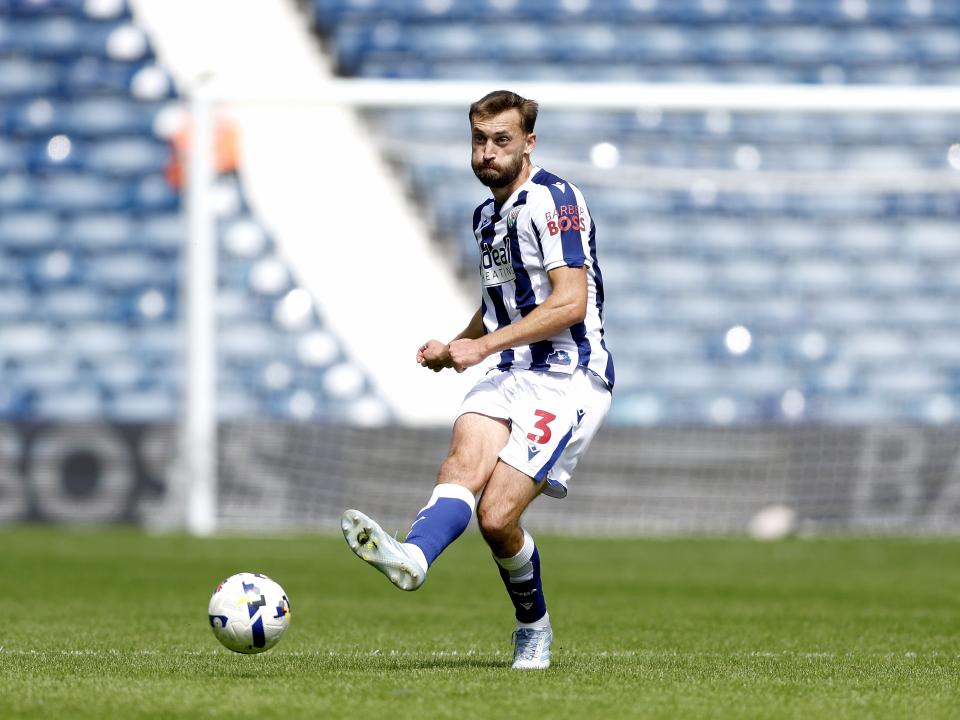Nat Phillips in action against Rayo Vallecano