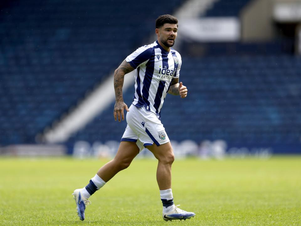 Alex Mowatt in action against Rayo Vallecano