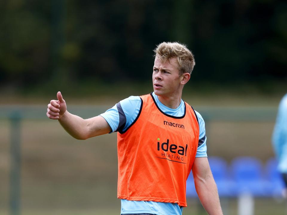 Aune Heggebø with his thumb up during a training session while wearing a bright bib