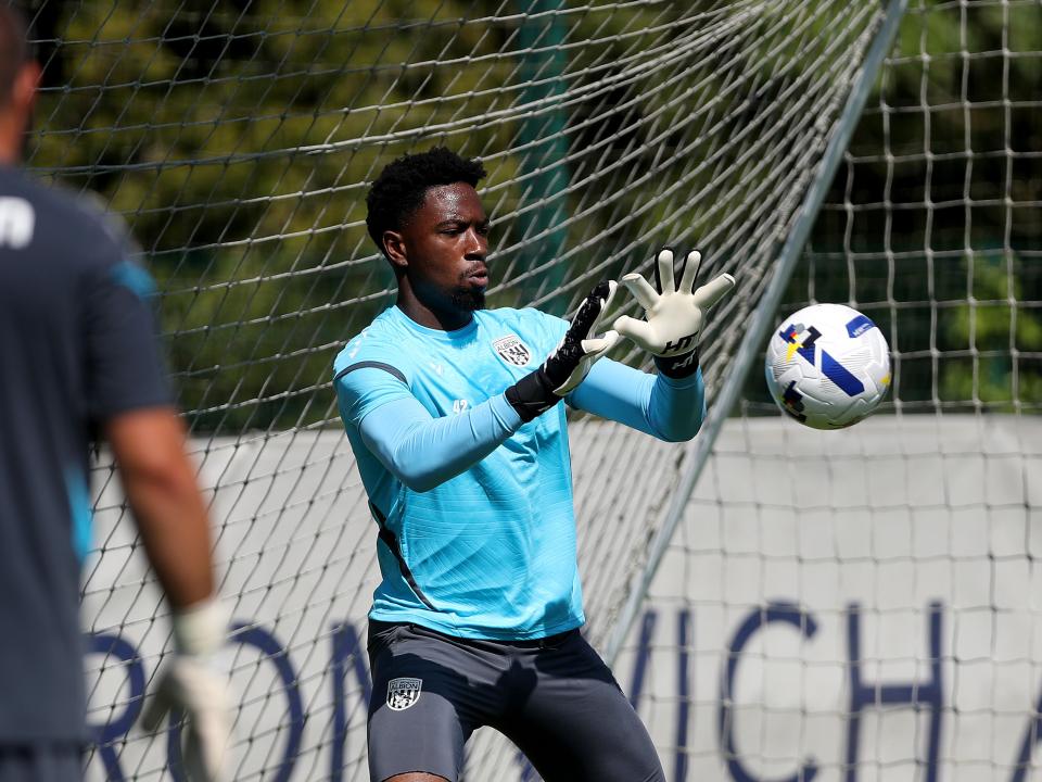 Ben Cisse catching a ball in training 