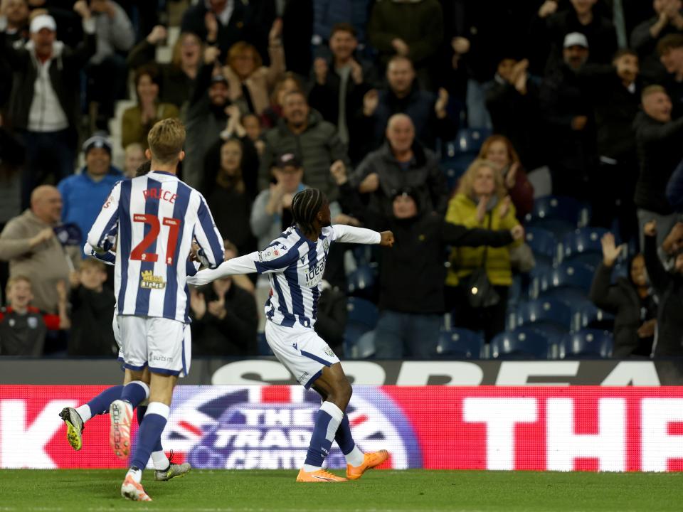 Samuel Iling-Junior celebrates scoring against Leicester 