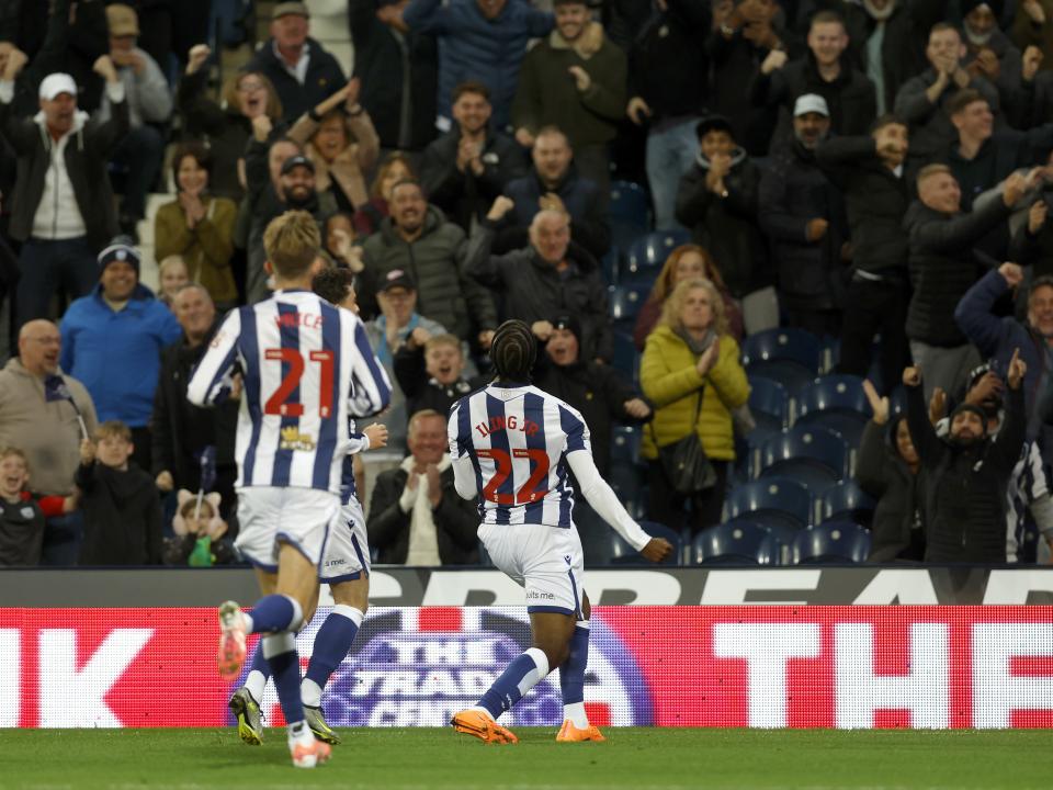 Samuel Iling-Junior celebrates scoring against Leicester 