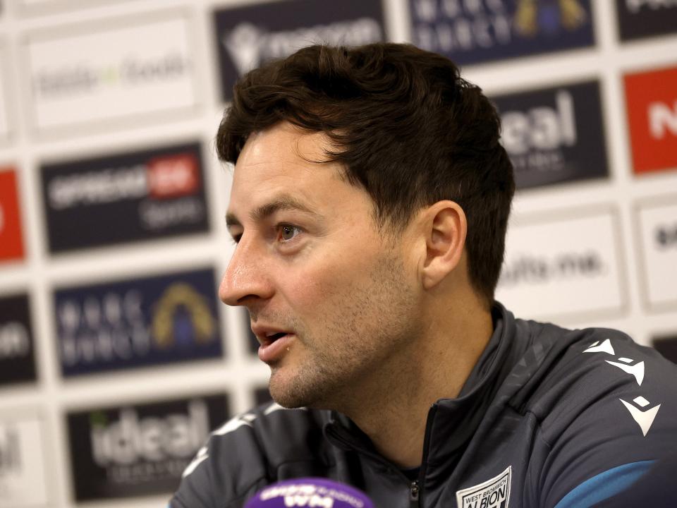 An image of Ryan Mason in a press conference