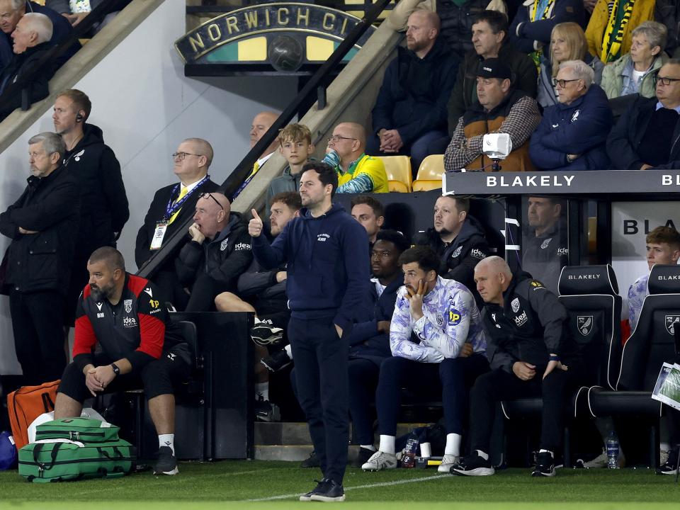 Ryan Mason with his thumbs up on the side of the pitch at Norwich 
