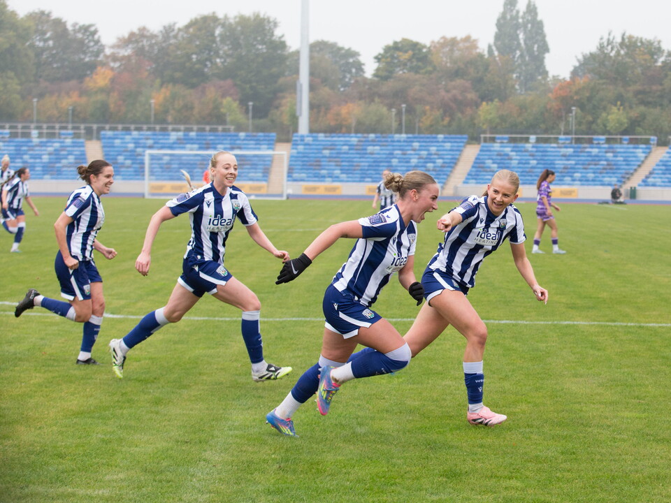 A photo of Robinson celebrating a goal