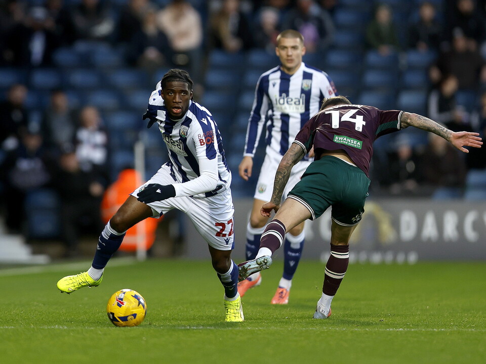 Samuel Iling-Junior on the ball against Swansea 