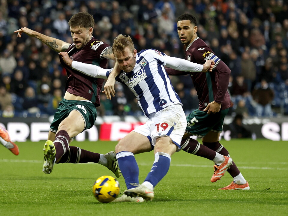 Aune Heggebø shooting and scoring against Swansea 