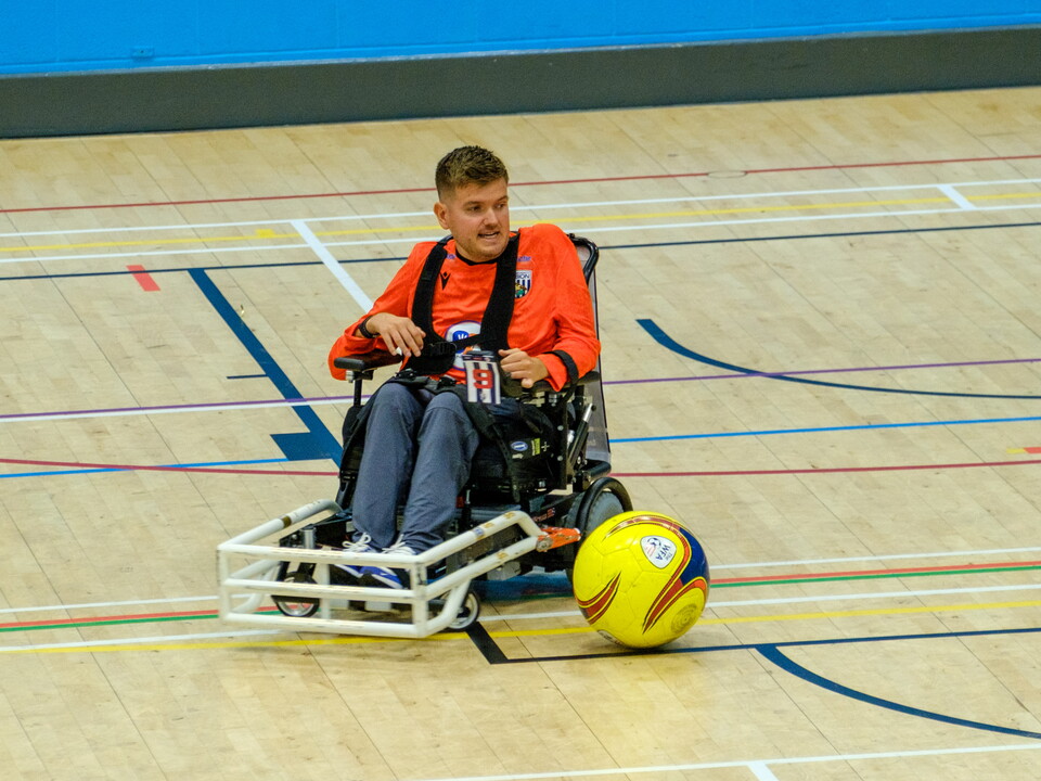 Chris Gordon, on the court, preparing to take a free kick.