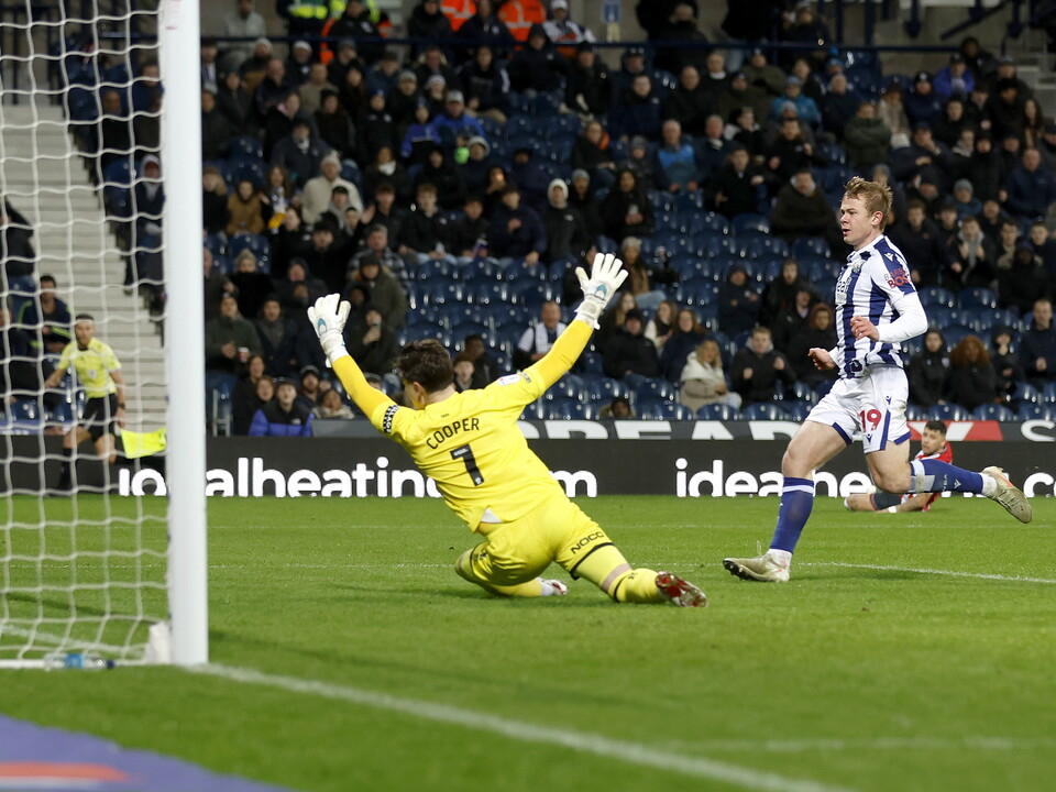 Aune Heggebø scoring against Sheffield United 