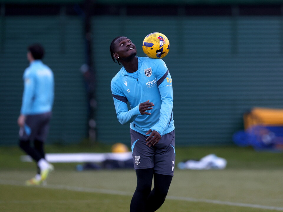 Ousmane Diakité juggling the ball on his shoulder 