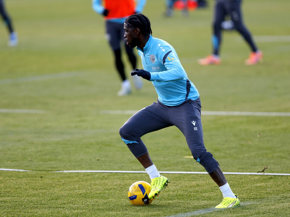 Samuel Iling-Jr on the ball during a training session