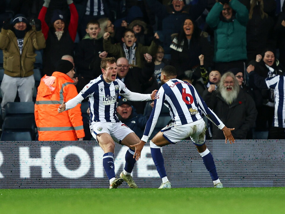 Aune Heggebø scoring against Sheffield United with George Campbell
