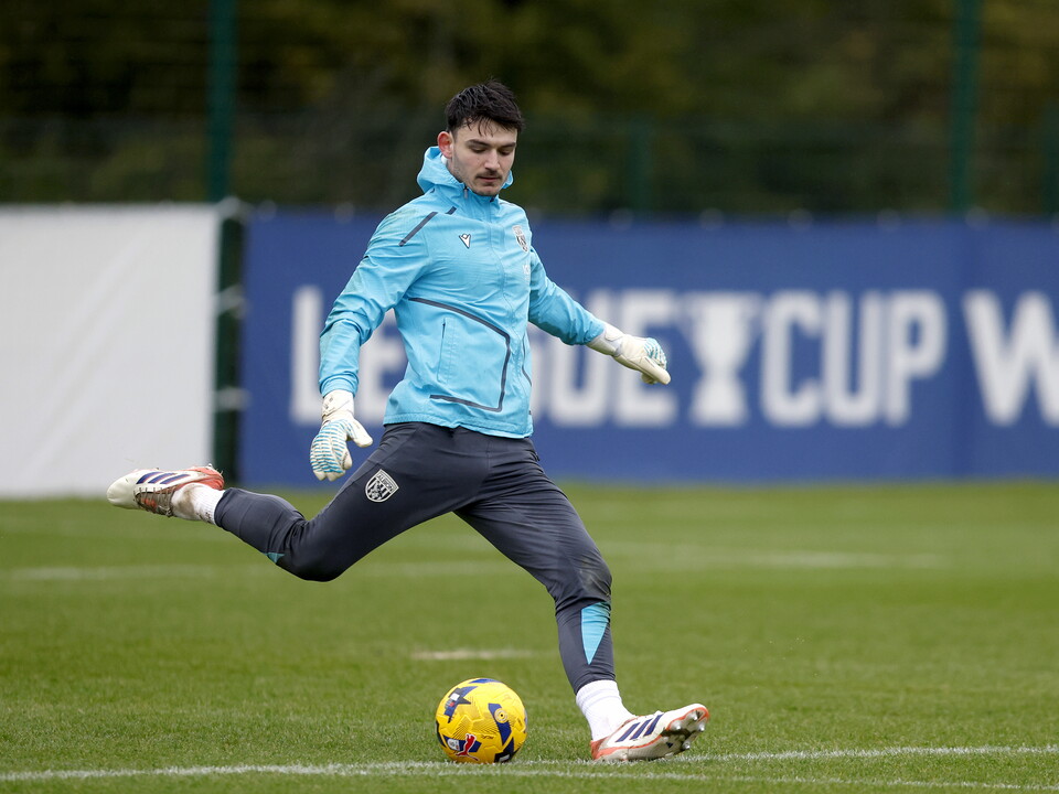 Max O'Leary kicking a ball in training