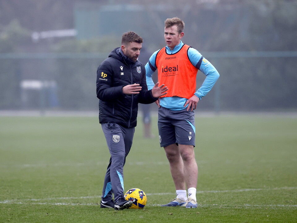 James Morrison delivering instructions to Aune Heggebø during a training session