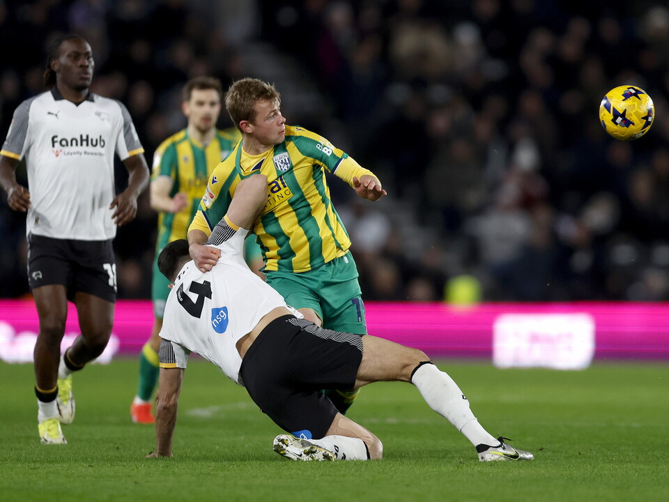 Aune Heggebø fighting for the ball against Derby