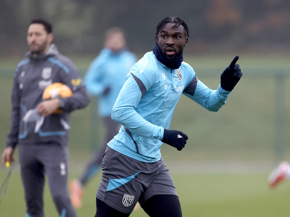 Daryl Dike watching the ball during a training session