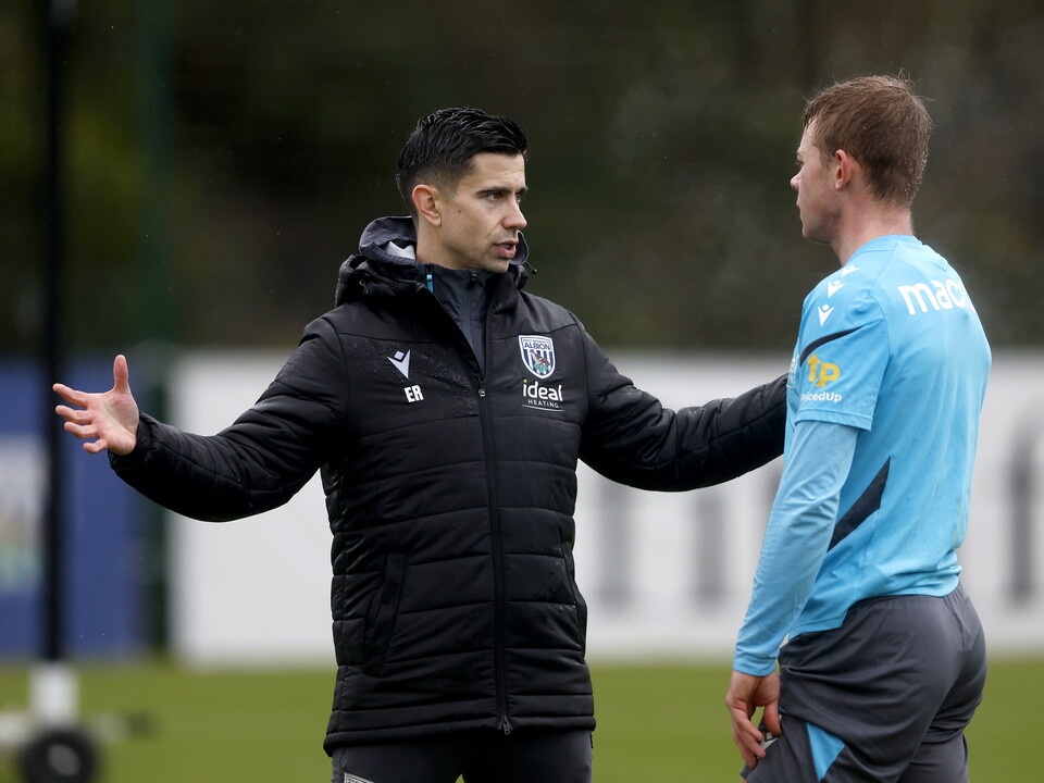Eric Ramsay chatting to Aune Heggebø during a training session