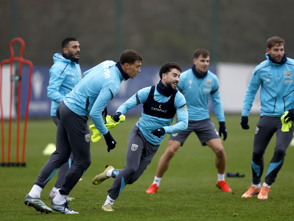 Five Albion players watching the ball during a training drill