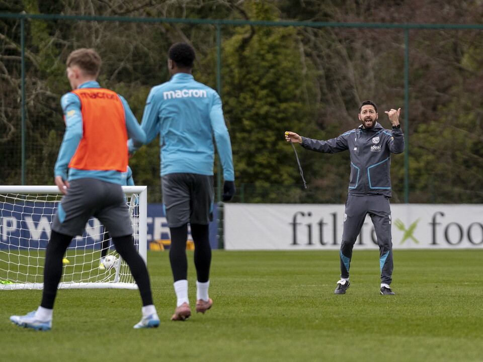 Damia Abella delivering instructions to players during a training session