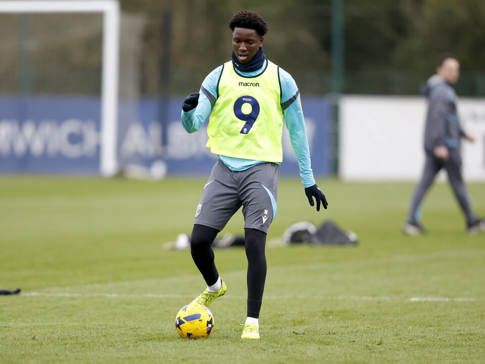 Jamaldeen Jimoh-Aloba on the ball during a training session while wearing a yellow bib