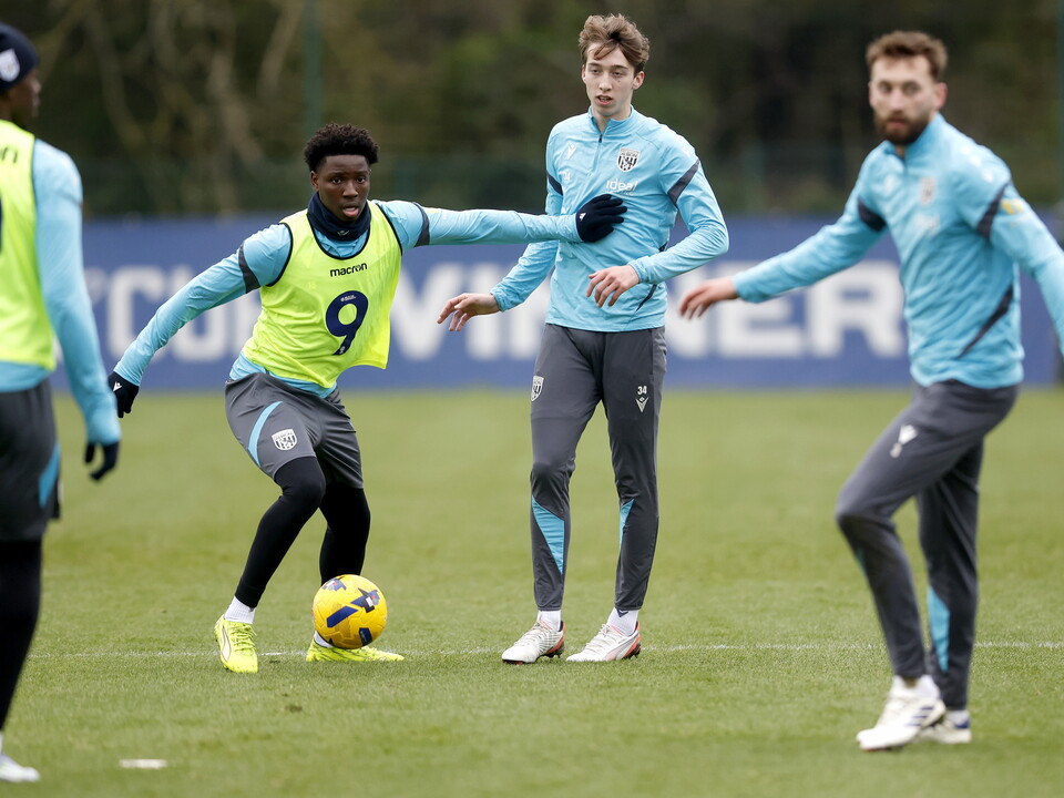 Jamaldeen Jimoh-Aloba on the ball during a training session while wearing a yellow bib